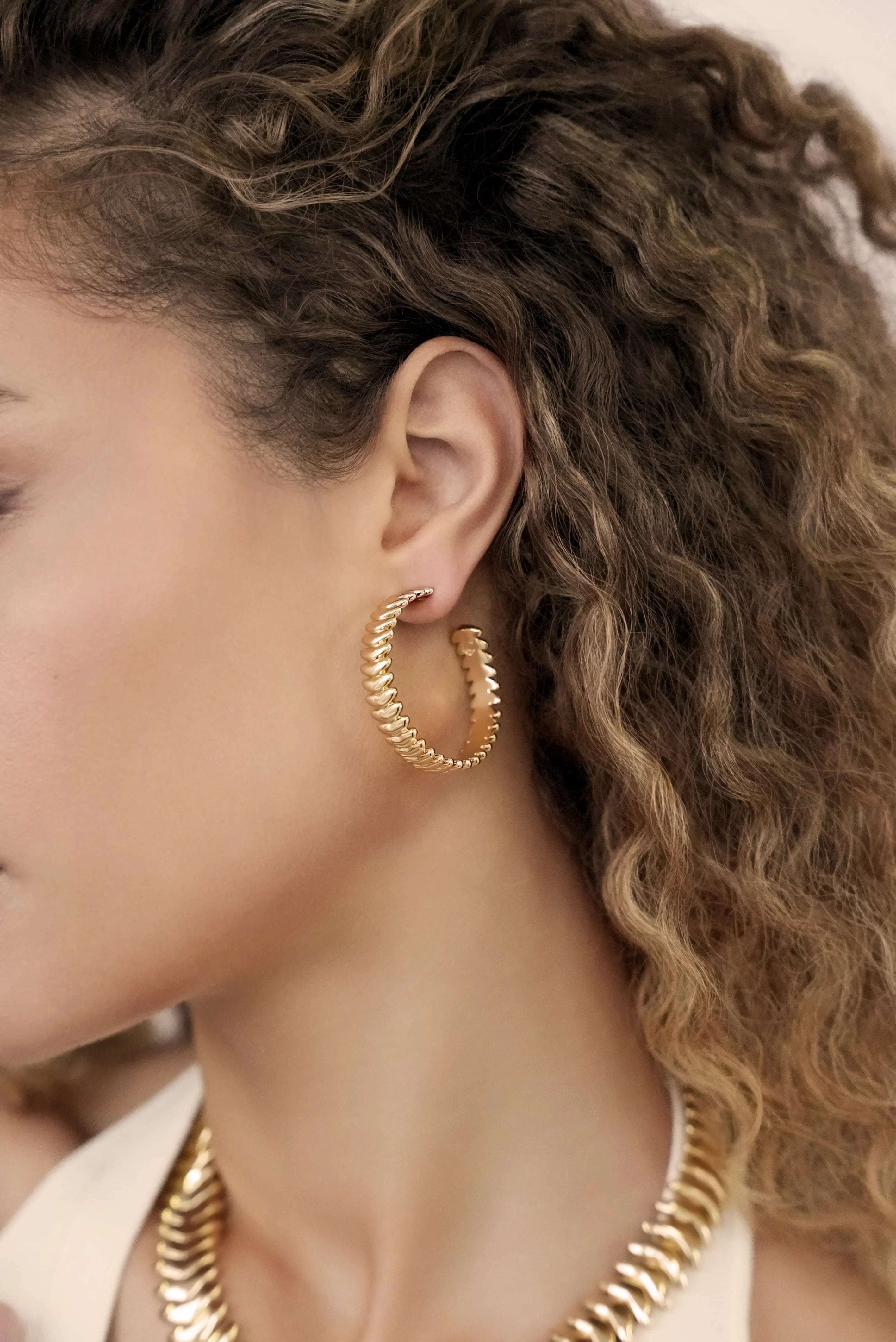 Large Metal Moderna Hoops