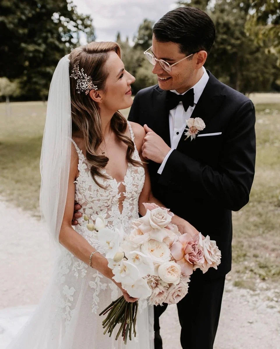 Charming A Line V Neck Tulle Wedding Dresses with Appliques