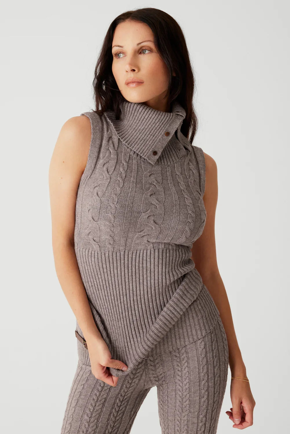 Axel Cable Cloud Knit Sleeveless Sweater Dark Pearl