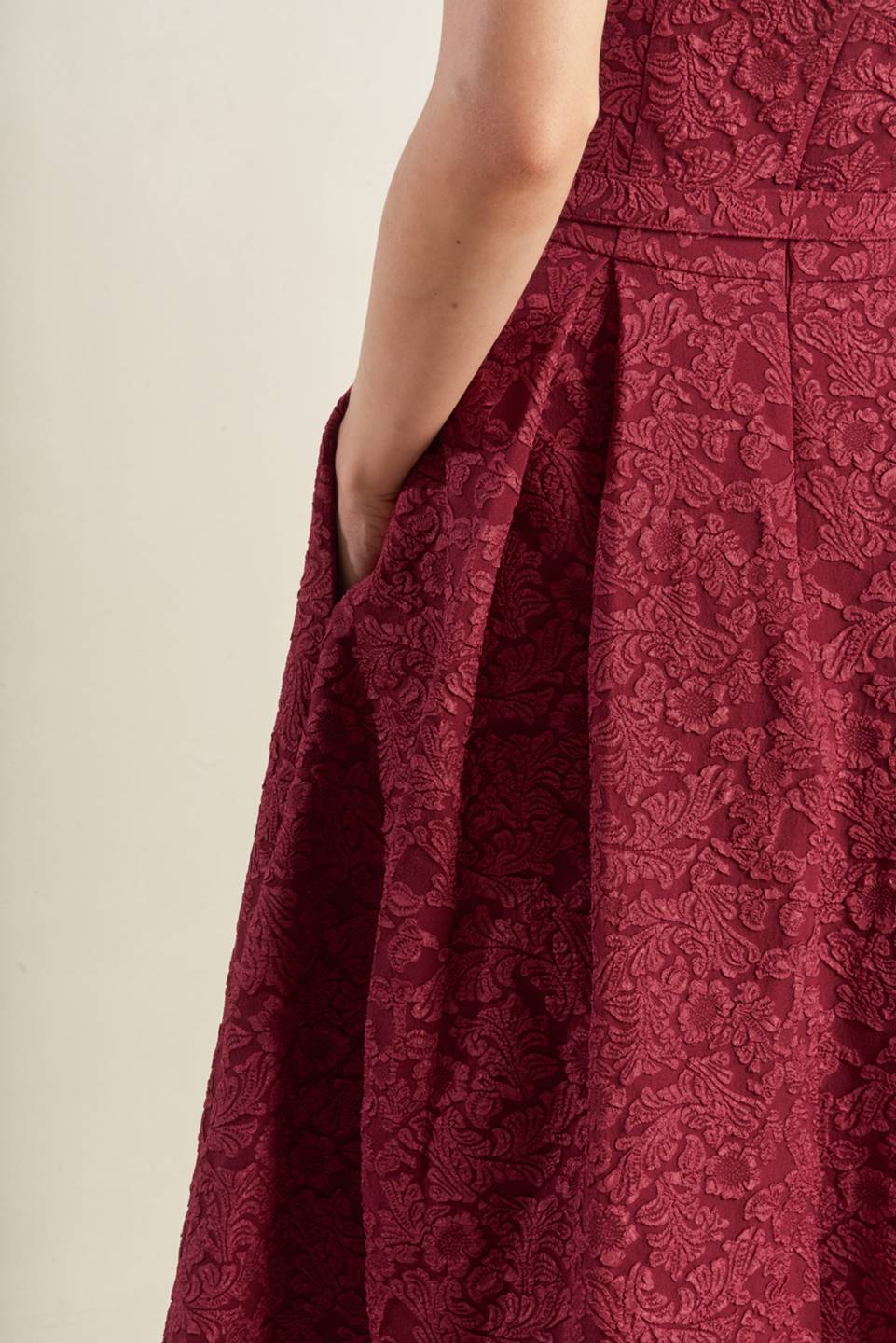 ROSETTE DETAIL STRAPLESS BURGUNDY MIDI DRESS